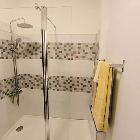 Lemon Tree House 2nd Floor - No Lift - Stairway 2 Andar Sem Elevador * Guarda