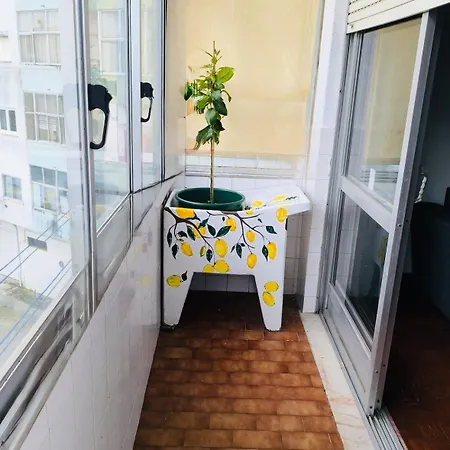 Lemon Tree House 2nd Floor - No Lift - Stairway 2 Andar Sem Elevador דירה